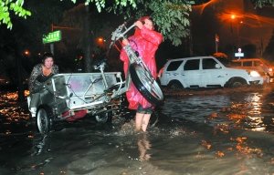 北京昨遇十年来最大降雨 交通瘫痪多地成