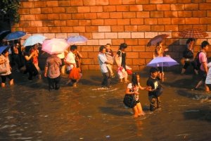 北京昨遇十年来最大降雨 交通瘫痪多地成