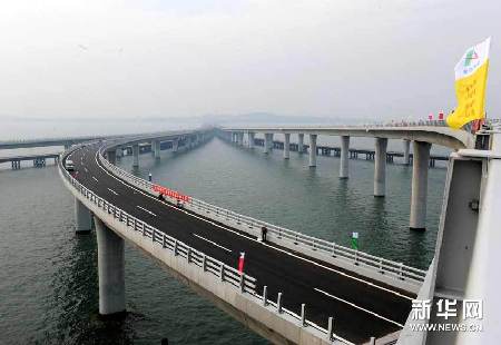 世界最长的跨海大桥青岛胶州湾大桥通过验收