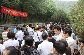《会聚在党旗下》出版发行