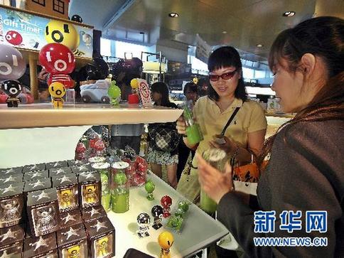 厦门赴台湾个人游首批游客参观台北101大楼[组图]