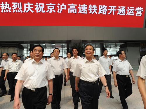 温家宝出席京沪高铁通车运营仪式并乘首发列车