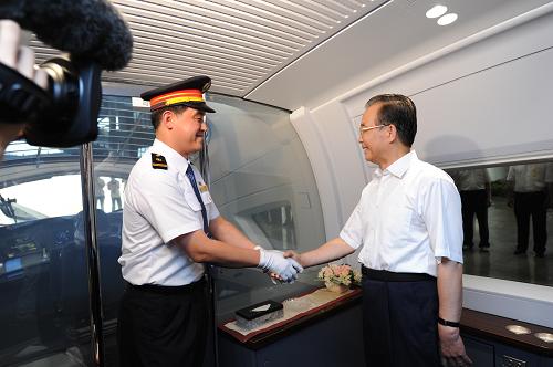 温家宝出席京沪高铁通车运营仪式并乘首发列车