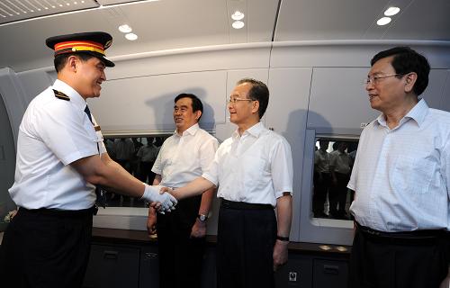 温家宝出席京沪高铁通车运营仪式并乘首发列车
