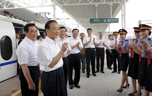 温家宝出席京沪高铁通车运营仪式并乘首发列车