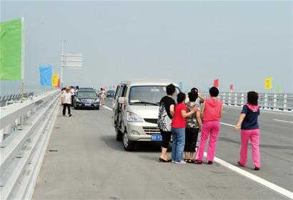 铭记历史时刻:胶州湾桥隧通车