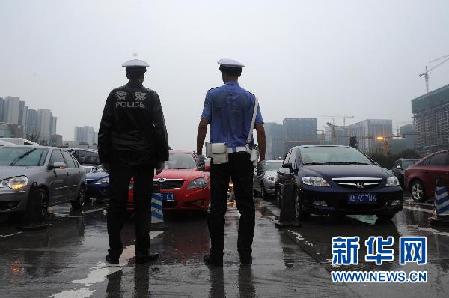 各地陆续遭暴雨袭击 内陆“看海”频现