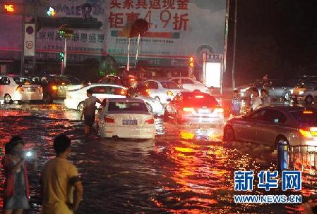 各地陆续遭暴雨袭击 内陆“看海”频现
