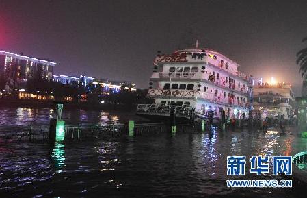 各地陆续遭暴雨袭击 内陆“看海”频现
