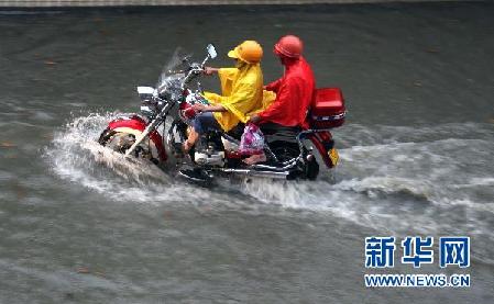 各地陆续遭暴雨袭击 内陆“看海”频现