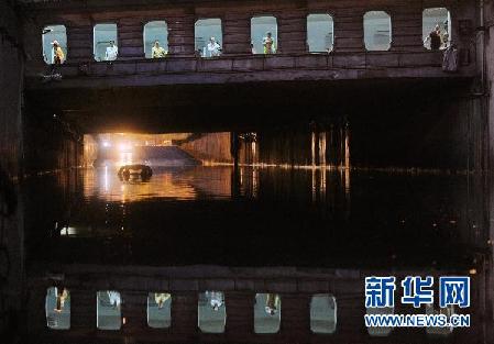 各地陆续遭暴雨袭击 内陆“看海”频现