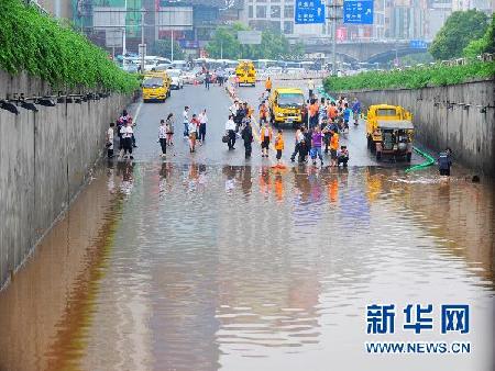 各地陆续遭暴雨袭击 内陆“看海”频现