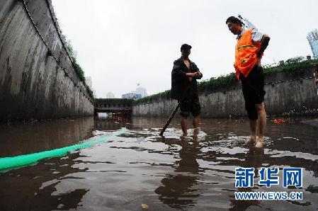 各地陆续遭暴雨袭击 内陆“看海”频现