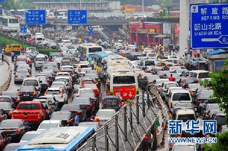 各地陆续遭暴雨袭击 内陆“看海”频现