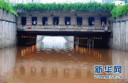 各地陆续遭暴雨袭击 内陆“看海”频现