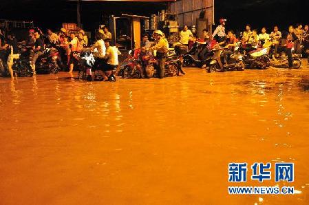各地陆续遭暴雨袭击 内陆“看海”频现