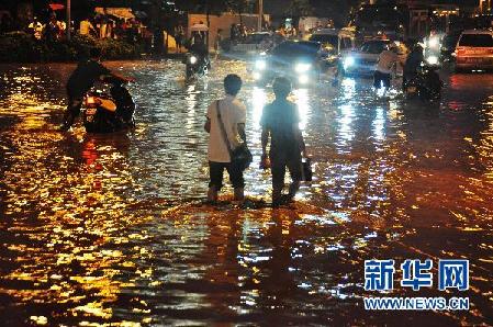 各地陆续遭暴雨袭击 内陆“看海”频现