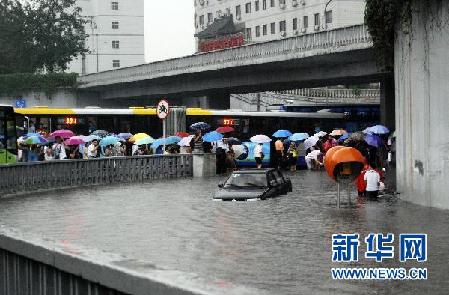 各地陆续遭暴雨袭击 内陆“看海”频现