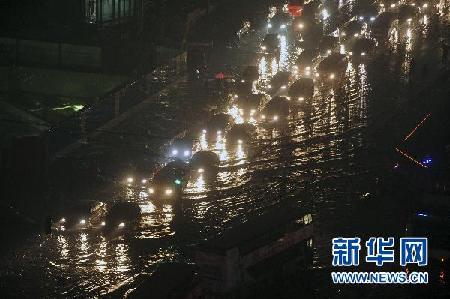 各地陆续遭暴雨袭击 内陆“看海”频现