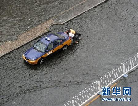 各地陆续遭暴雨袭击 内陆“看海”频现
