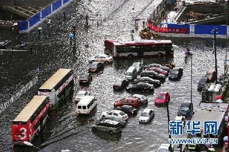 各地陆续遭暴雨袭击 内陆“看海”频现