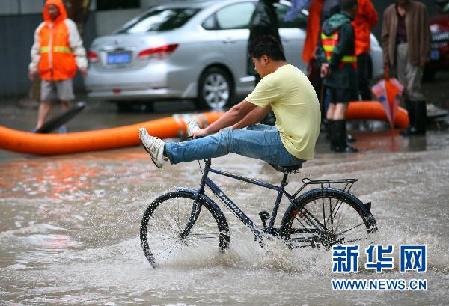 各地陆续遭暴雨袭击 内陆“看海”频现