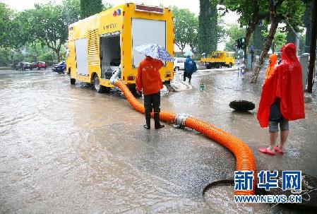 各地陆续遭暴雨袭击 内陆“看海”频现