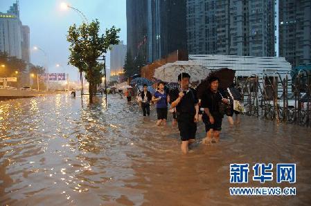 各地陆续遭暴雨袭击 内陆“看海”频现