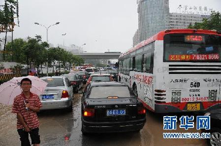 各地陆续遭暴雨袭击 内陆“看海”频现