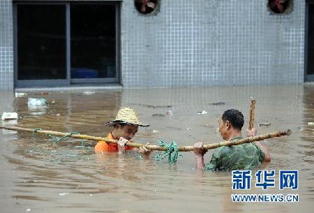 各地陆续遭暴雨袭击 内陆“看海”频现