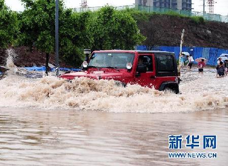 各地陆续遭暴雨袭击 内陆“看海”频现