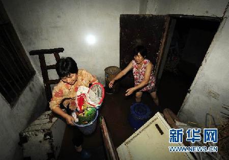 各地陆续遭暴雨袭击 内陆“看海”频现