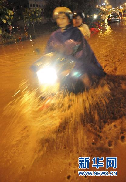 各地陆续遭暴雨袭击 内陆“看海”频现