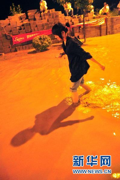 各地陆续遭暴雨袭击 内陆“看海”频现