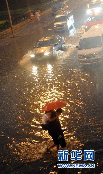 各地陆续遭暴雨袭击 内陆“看海”频现