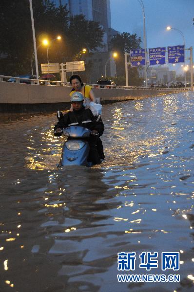 各地陆续遭暴雨袭击 内陆“看海”频现
