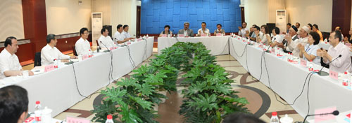 张春贤与乌鲁木齐二道桥社区居民座谈　人人努力　共建家园