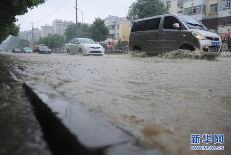 合肥突降暴雨 内涝严重(图)