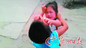 两孩子打架流血掉牙 父亲笑着加油：起来再打
