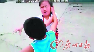 两孩子打架流血掉牙 父亲笑着加油：起来再打