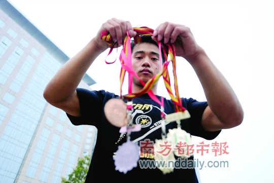 河北官方接连登门看望张尚武爷爷 望乞讨冠军回家