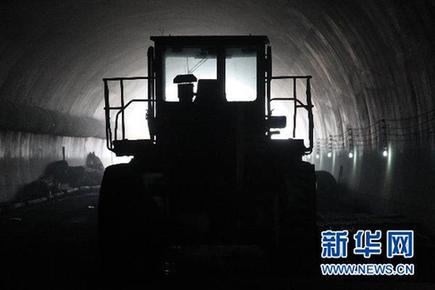 大连隧道坍塌生命救援:12名被困人员安全无恙