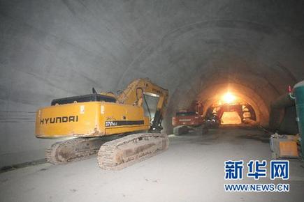 大连隧道坍塌生命救援:12名被困人员安全无恙