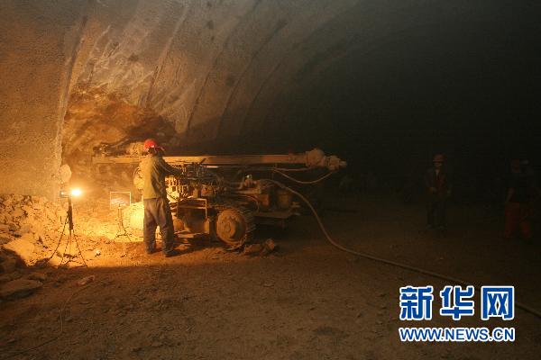 大连隧道坍塌生命救援:12名被困人员安全无恙