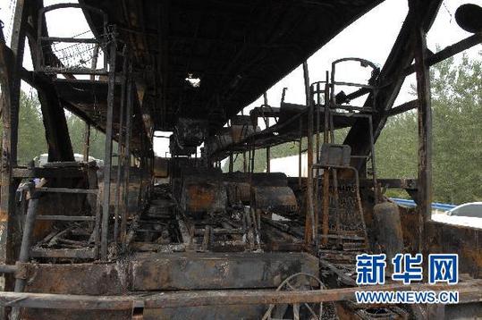 威海5个工作组紧急处置京珠高速大客车起火事故