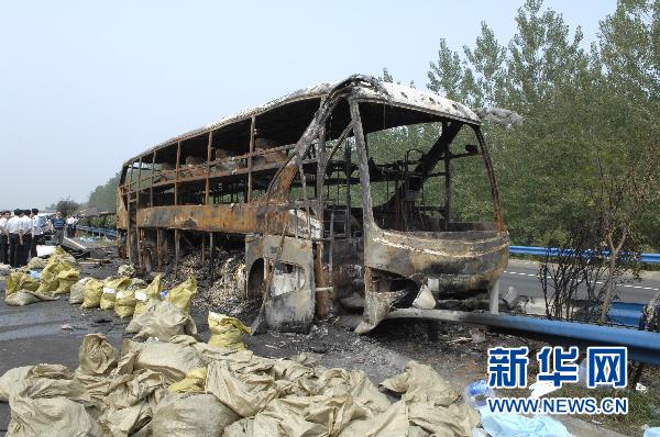 威海5个工作组紧急处置京珠高速大客车起火事故