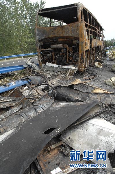 威海5个工作组紧急处置京珠高速大客车起火事故
