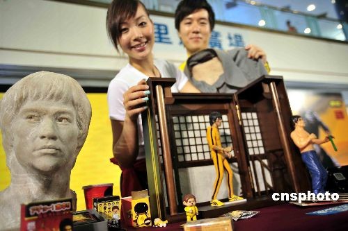 李小龙13件遗物将拍卖 一封亲笔信值30万元