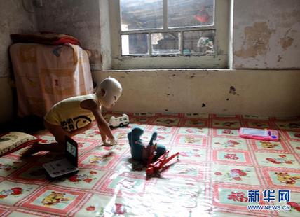 备受网友关注的“面具娃娃”回家休养