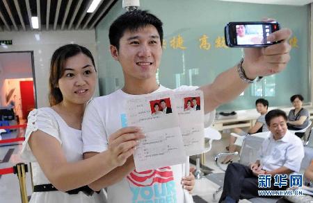 喜迎“七夕” 全国各地新人扎堆领证结婚